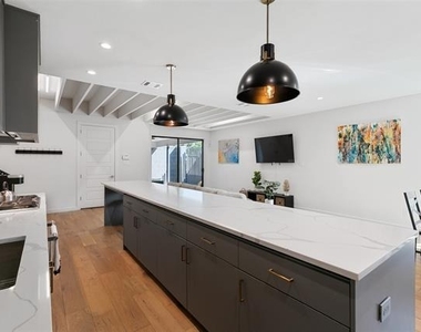 4305 Roseland Avenue - Photo Thumbnail 7