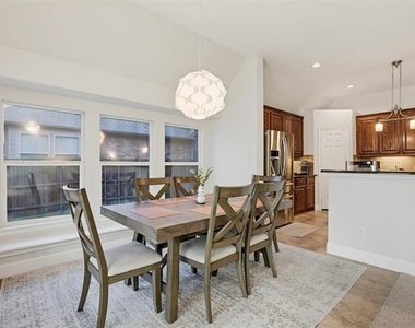 2504 Maple Stream Drive - Photo Thumbnail 7