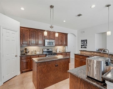 2504 Maple Stream Drive - Photo Thumbnail 8