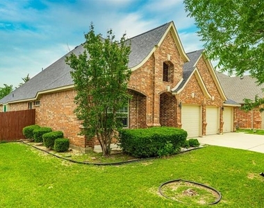 2504 Maple Stream Drive - Photo Thumbnail 2