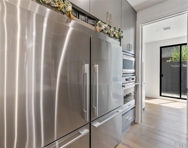4303 Roseland Avenue - Photo Thumbnail 6