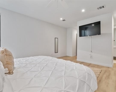 4303 Roseland Avenue - Photo Thumbnail 20