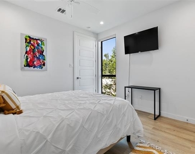 4303 Roseland Avenue - Photo Thumbnail 32
