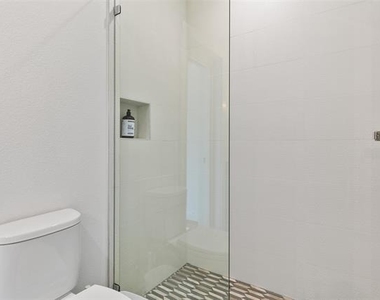 4303 Roseland Avenue - Photo Thumbnail 15