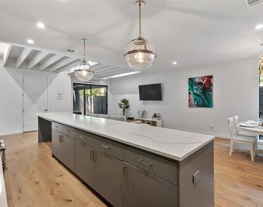 4303 Roseland Avenue - Photo Thumbnail 5