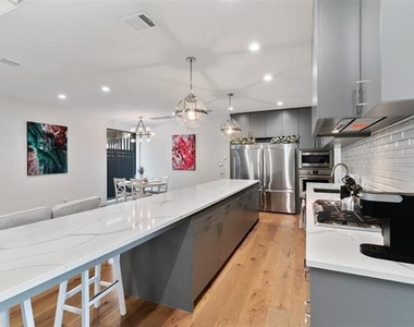 4303 Roseland Avenue - Photo Thumbnail 4