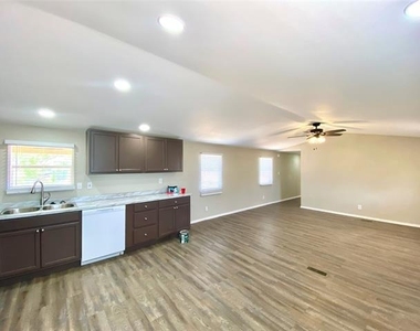 5850 Hartford Street - Photo Thumbnail 4