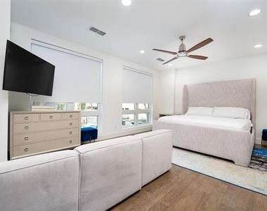 2934 N Hall Street - Photo Thumbnail 6