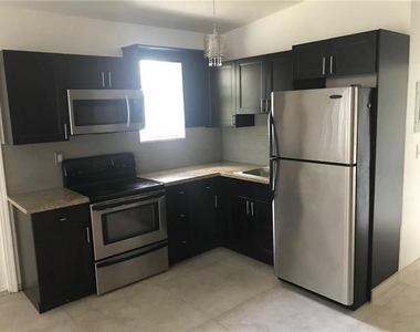 725 S 20th Avenue - Photo Thumbnail 2
