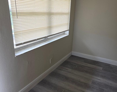 5186 Ne 6th Avenue - Photo Thumbnail 3