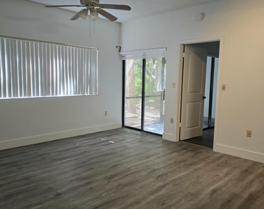2445 Sw 18th Terrace - Photo Thumbnail 4