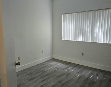 2445 Sw 18th Terrace - Photo Thumbnail 5