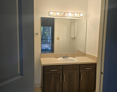 2445 Sw 18th Terrace - Photo Thumbnail 6