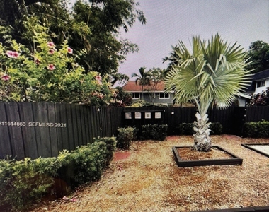 1329 Ne 5th Avenue - Photo Thumbnail 10