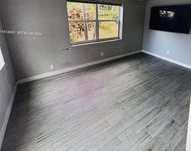 1329 Ne 5th Avenue - Photo Thumbnail 2