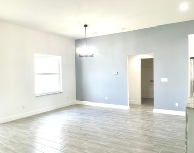 1260 Se Larkspur St Street Se - Photo Thumbnail 7