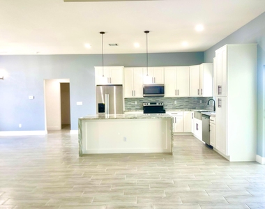 1260 Se Larkspur St Street Se - Photo Thumbnail 6