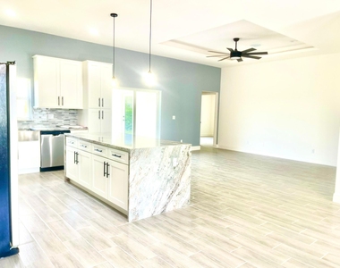1260 Se Larkspur St Street Se - Photo Thumbnail 5