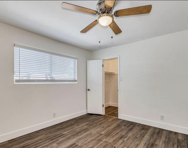 8444 E Coronado Road - Photo Thumbnail 9