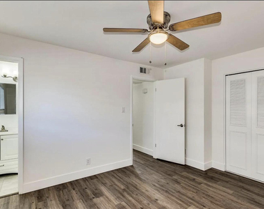 8444 E Coronado Road - Photo Thumbnail 6