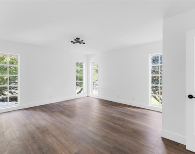 2800 N Palm Aire Drive - Photo Thumbnail 15