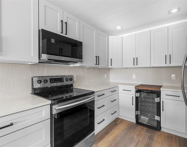 2800 N Palm Aire Drive - Photo Thumbnail 4