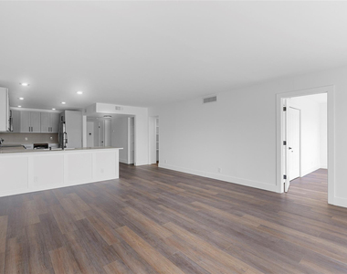 2800 N Palm Aire Drive - Photo Thumbnail 11