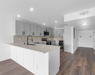 2800 N Palm Aire Drive - Photo Thumbnail 5