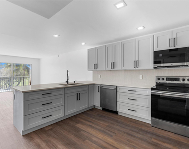 2800 N Palm Aire Drive - Photo Thumbnail 3