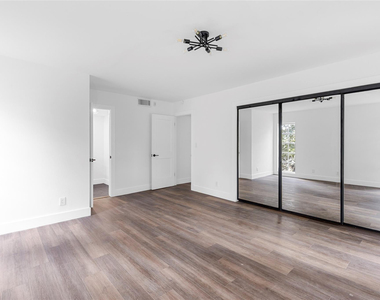 2800 N Palm Aire Drive - Photo Thumbnail 13