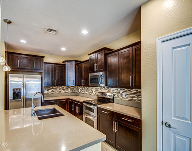 3114 E Franklin Avenue - Photo Thumbnail 5