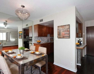 8819 N 12th Place - Photo Thumbnail 4