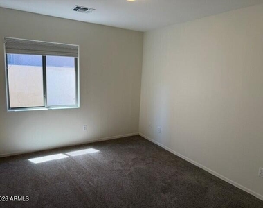 43205 W Jeremy Street - Photo Thumbnail 7