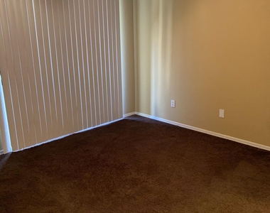 3301 E Earll Drive - Photo Thumbnail 4