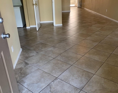 3301 E Earll Drive - Photo Thumbnail 2