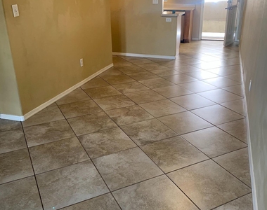 3301 E Earll Drive - Photo Thumbnail 3