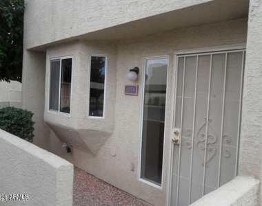 220 N 22nd Place - Photo Thumbnail 1