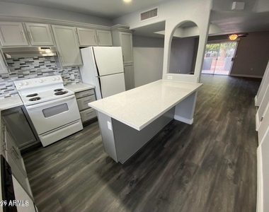 220 N 22nd Place - Photo Thumbnail 5