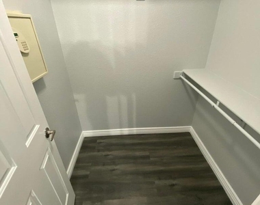 220 N 22nd Place - Photo Thumbnail 12