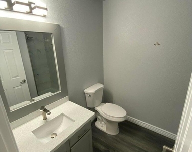 220 N 22nd Place - Photo Thumbnail 8