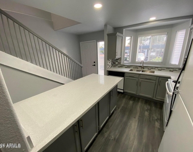 220 N 22nd Place - Photo Thumbnail 6
