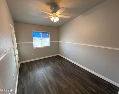 220 N 22nd Place - Photo Thumbnail 9