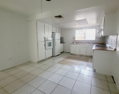 4424 N 53rd Lane - Photo Thumbnail 5