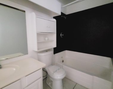 4424 N 53rd Lane - Photo Thumbnail 7