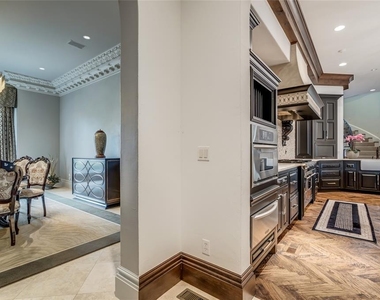 5701 Mistletoe Court - Photo Thumbnail 16