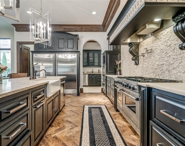 5701 Mistletoe Court - Photo Thumbnail 17