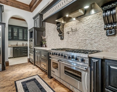 5701 Mistletoe Court - Photo Thumbnail 18