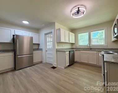 421 N East Avenue - Photo Thumbnail 3
