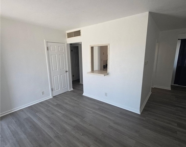 512 E Street - Photo Thumbnail 4