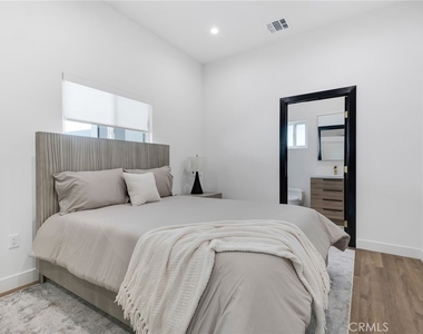 6208 Beeman Avenue - Photo Thumbnail 13